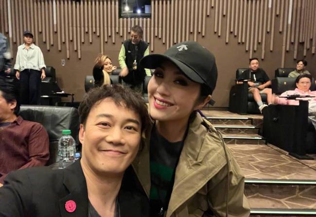 陈奕迅晒与杨千嬅容祖儿等合照 搞怪自拍超开心