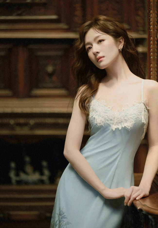 李兰迪穿吊带裙靓丽吸睛！身姿曼妙小蛮腰不盈一握