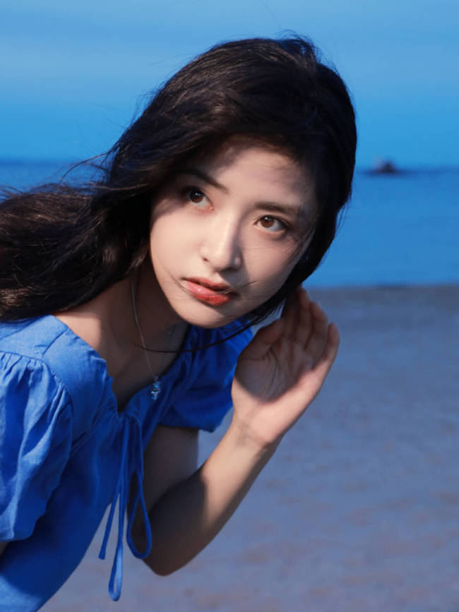 沈月穿蓝色连衣裙海边拍照 笑容甜美氛围感拉满