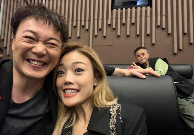 陈奕迅晒与杨千嬅容祖儿等合照 搞怪自拍超开心