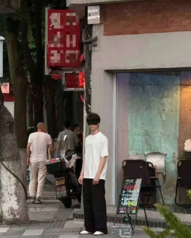 陈立农现身街头被偶遇！戴蒙面眼罩拥抱陌生路人