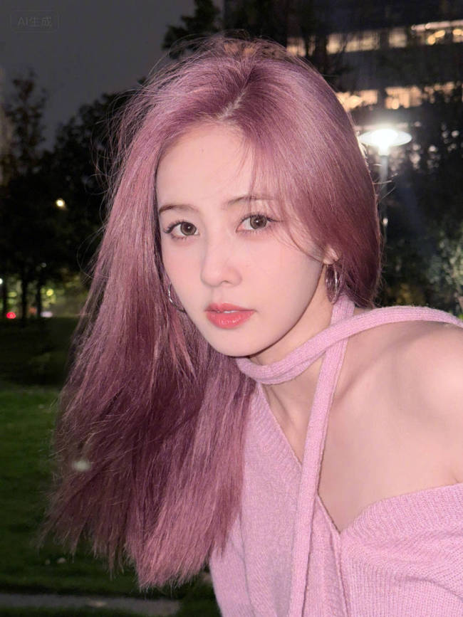 白鹿一头粉紫色秀发时尚吸睛 穿针织衫锁骨精致