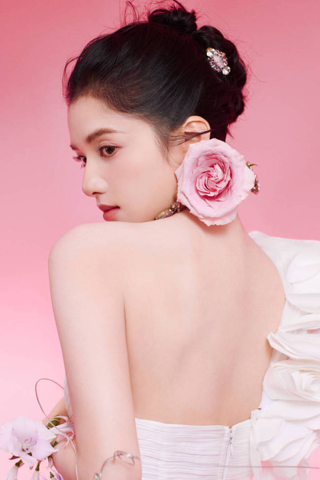 张婧仪穿白色长裙大秀美背 甜美明媚又俏皮灵动