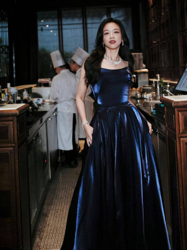 汤唯穿抹胸礼服身材窈窕 黑发红唇气质慵懒撩人