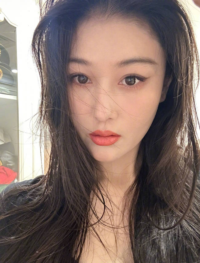 张馨予发现送粉丝的签名帽子被挂网上卖