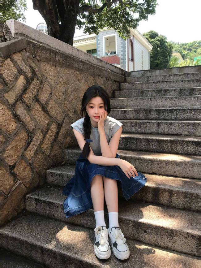 虞书欣穿灰色收腰短袖配格子裙青春活力校园感满满