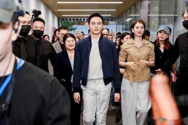 袁咏仪夫妇近况曝光，女方精致有女人味，张智霖面相姨化不敢认封面图