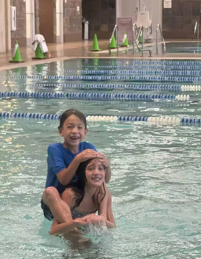 江语晨一双儿女近照流出 两个混血儿颜值超高