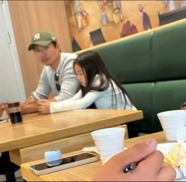 高云翔带小酒窝爬山 父女俩手牵手画面温馨有爱