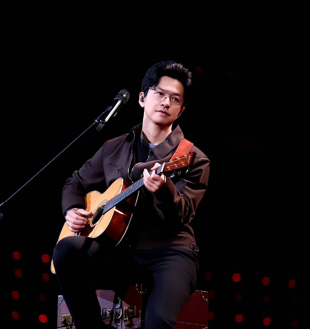 李健演唱会现场直击：肖战带爸妈惊喜现身，观众热情互动人气高封面图