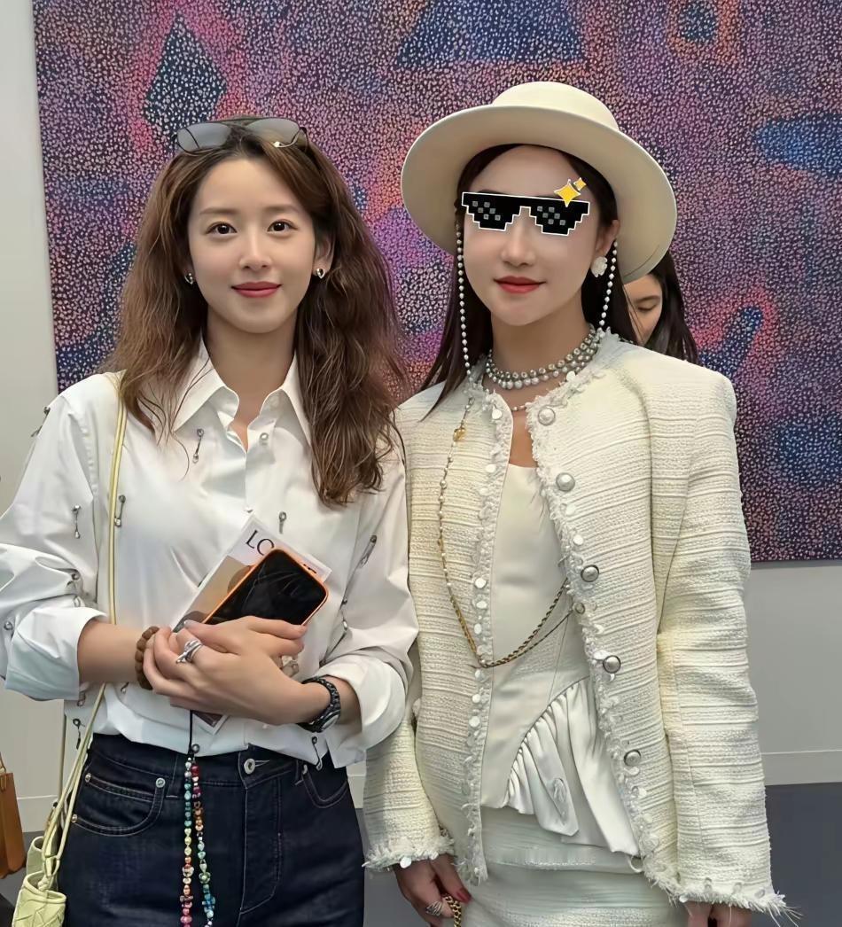 章泽天彻底放飞了！烫着黄色大卷 跟艺术画合影 和以前的她大相径庭封面图