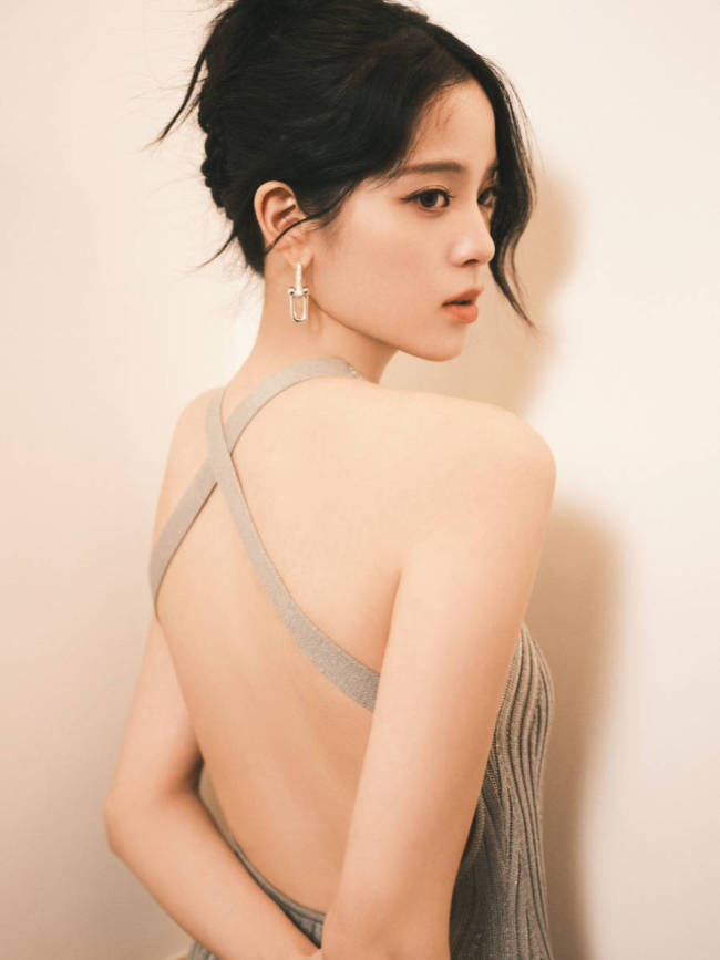 欧阳娜娜身穿露背裙勾勒曼妙身姿 大方展露好身材