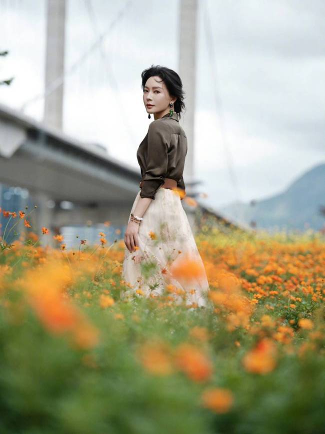 陈数分享秋日田园风美照 置身花海温柔知性