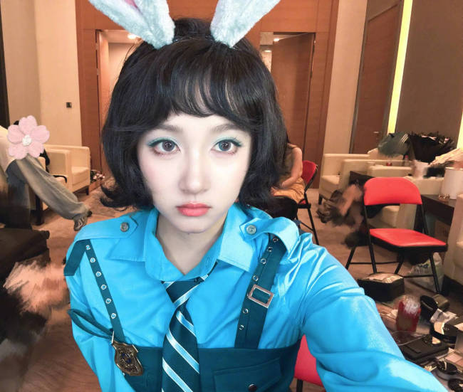 关晓彤cos兔子警官朱迪 对镜头甜笑wink俏皮又可爱