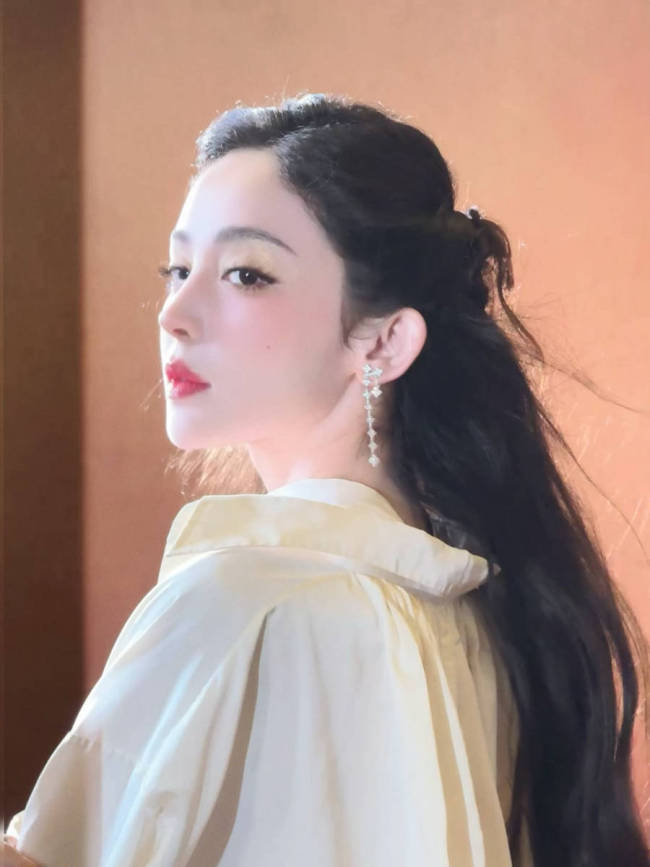 娜扎化身傲娇千金气质优雅矜贵 表情冷冽风情万种