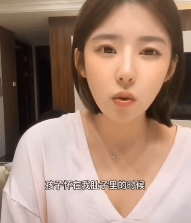 黄一鸣直播称女儿被妈妈抢走 直言自己是“摇钱树