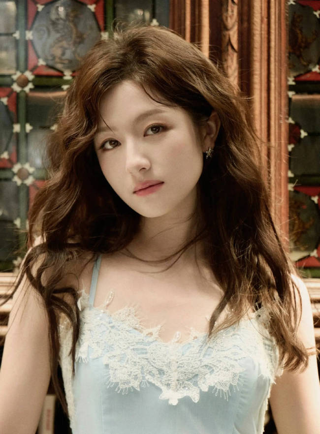 李兰迪穿吊带裙靓丽吸睛！身姿曼妙小蛮腰不盈一握