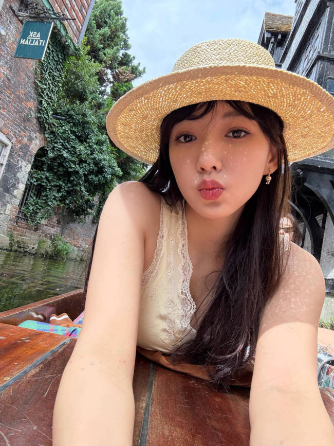 程潇旅游美照心情好！穿黄色蕾丝边背心秀曼妙身姿