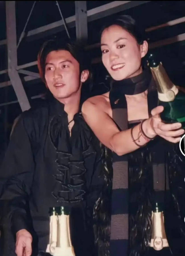 56岁“歌坛天后”王菲素颜现身西藏被偶遇