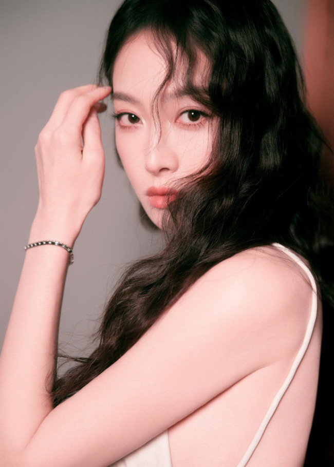 宋茜穿亮片露背裙性感美艳 四肢纤细锁骨诱人