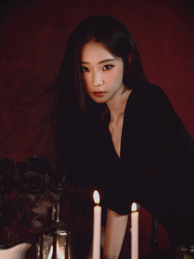 张艺凡黑色系服装搭配利刃 绽放浓烈与自由之美