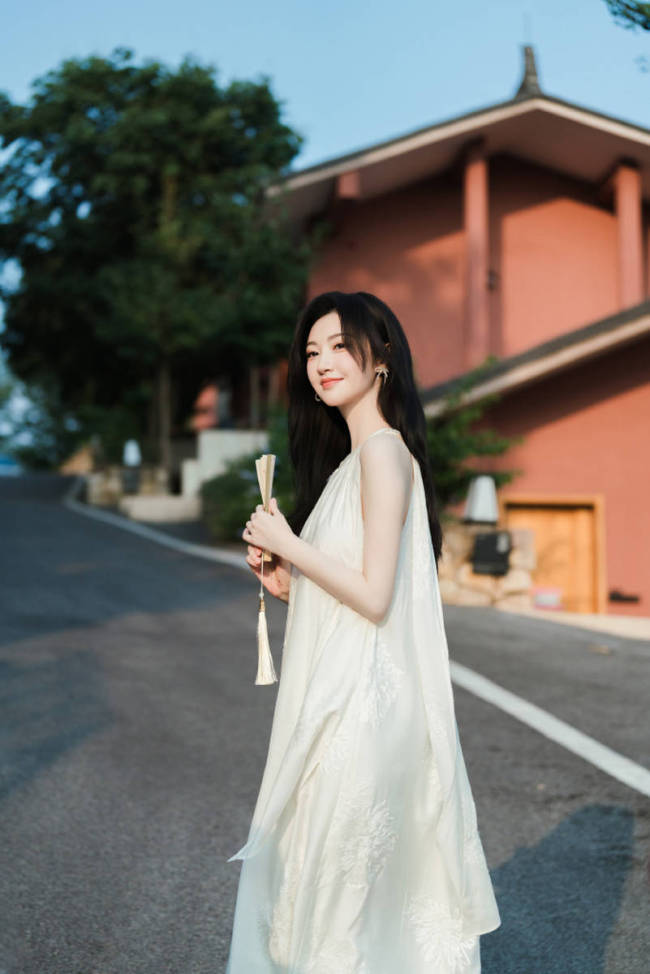 景甜穿挂脖白裙仙气飘飘 笑容甜美明媚动人