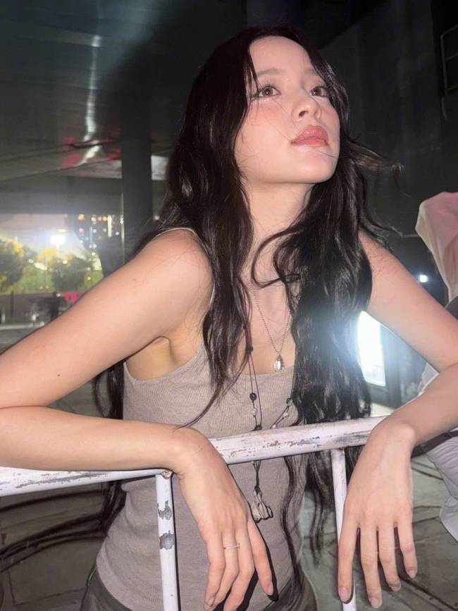 欧阳娜娜更新随拍美照！穿灰色吊带上衣清凉又舒适