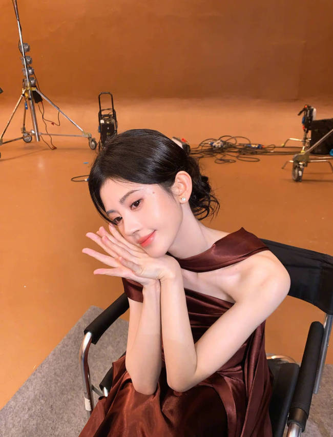 鞠婧祎一身抹胸长裙贵气优雅 单眼wink俏皮灵动