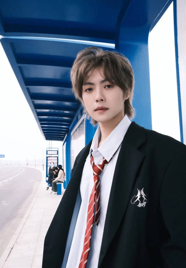 肖宇梁为随地扔烟头道歉：以后严格规范自身行为