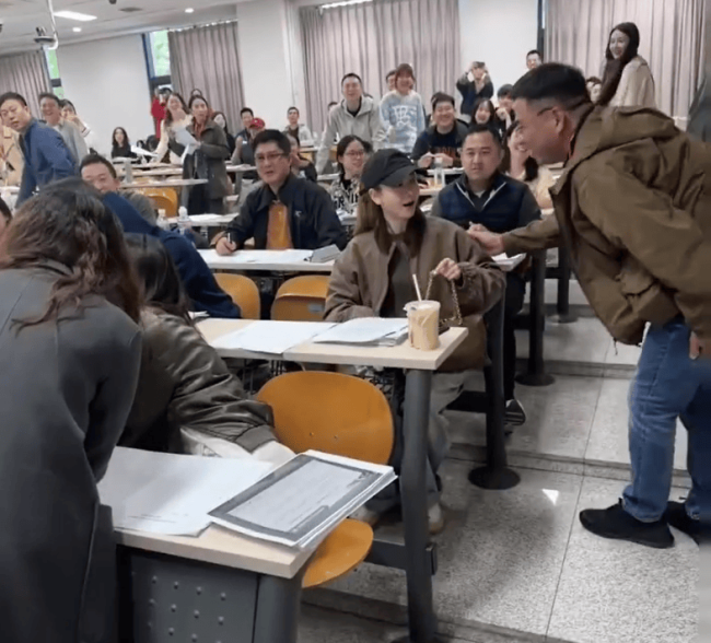 戚薇在北大考试被偶遇 戴鸭舌帽笑容温暖十分低调