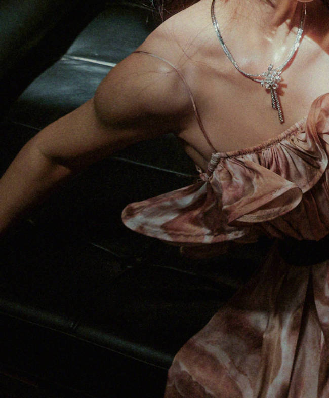 张馨予穿吊带长裙秀美背 完美肱二头肌显健身痕迹