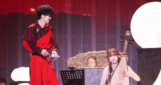 周传雄和女儿同台演出 黛芬妮弹琵琶画面唯美