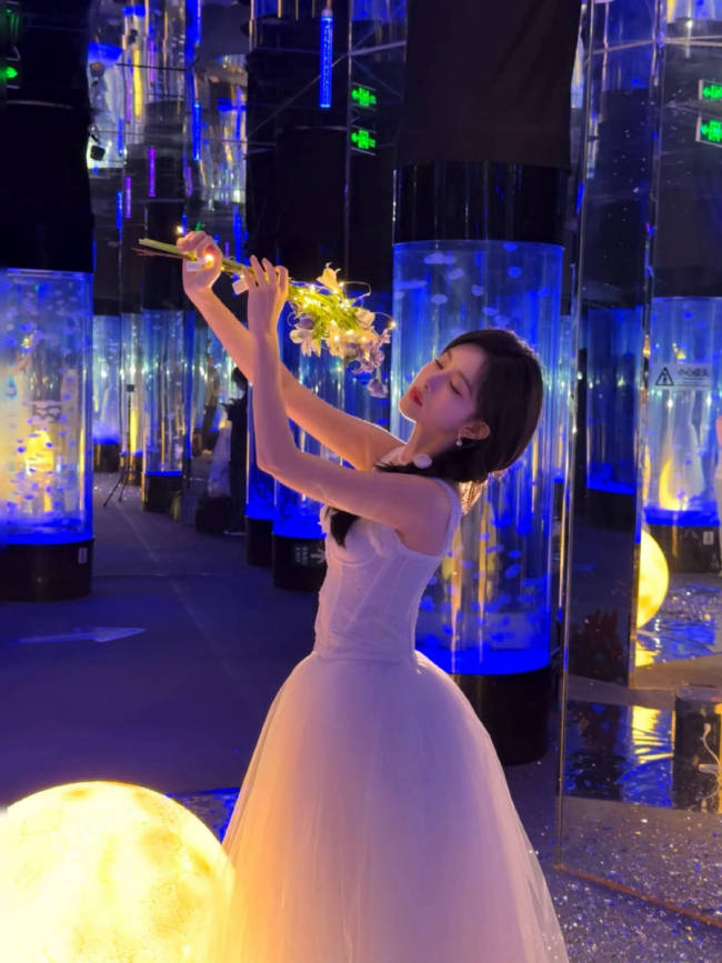 孟子义身穿一袭白裙怀抱圆月 手抚鲜花纯洁优雅