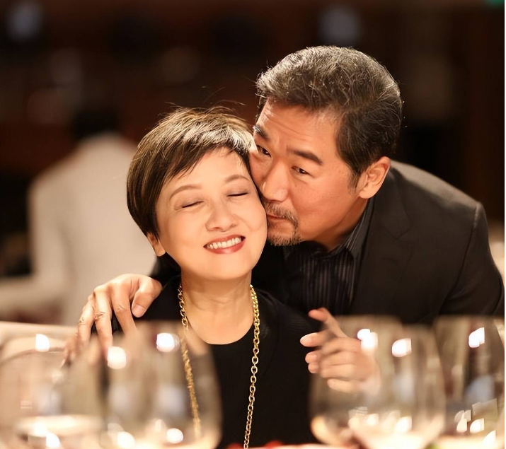 邓婕：为了继子不生娃，一生都为张国立贤内助，晚年看透为时不晚封面图