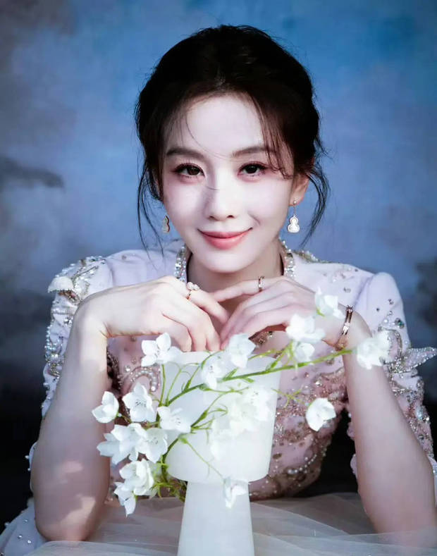 刘诗诗中式长裙美出圈！盘发造型大气优雅似花仙子封面图
