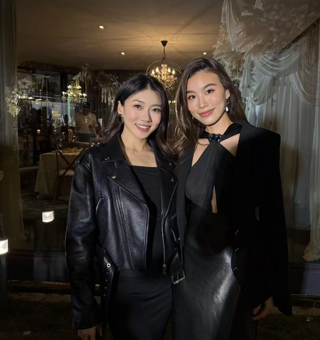 程晓玥参加闺蜜婚礼，腹部隆起明显，面相都变了，孕感十足封面图