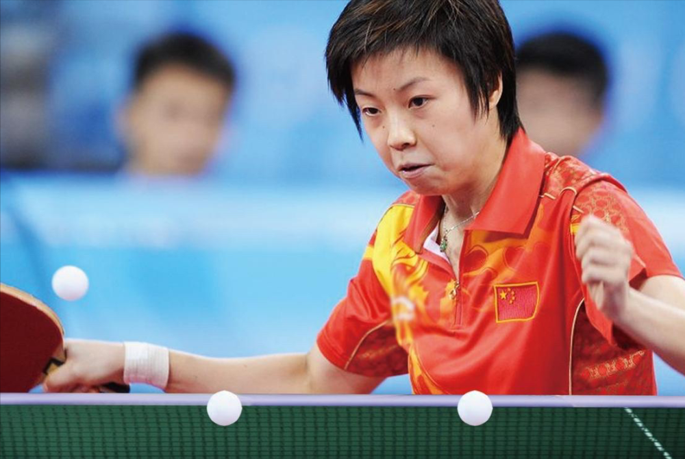 44岁张怡宁变样了，穿名牌买海鲜又拽又土，13岁女儿打球模样像她封面图