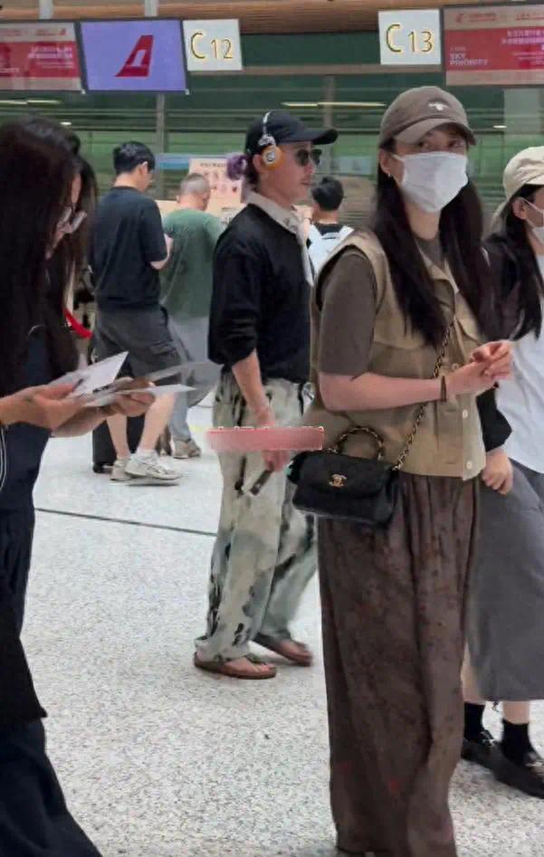 蒋勤勤现身机场，18岁大儿子罕露面，颜值变化大，比陈建斌帅多了封面图