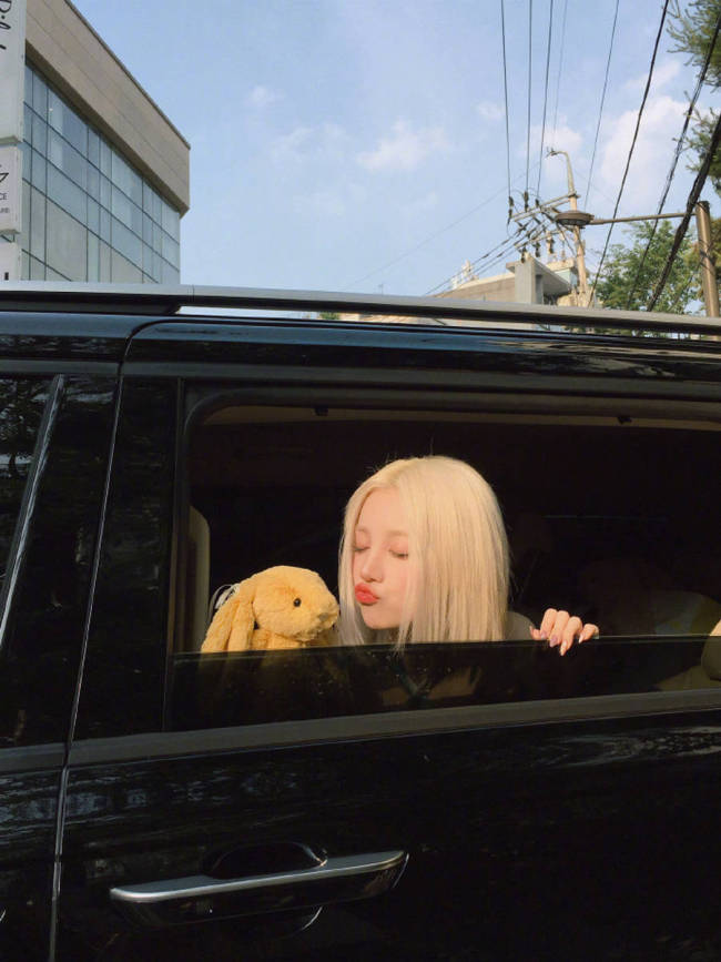 宋雨琦穿抹胸上衣化身甜酷女孩 金色短发明媚洋气