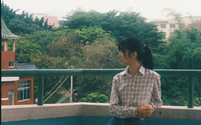 王影璐马尾辫青春阳光 穿格子衬衫站窗边氛围感足