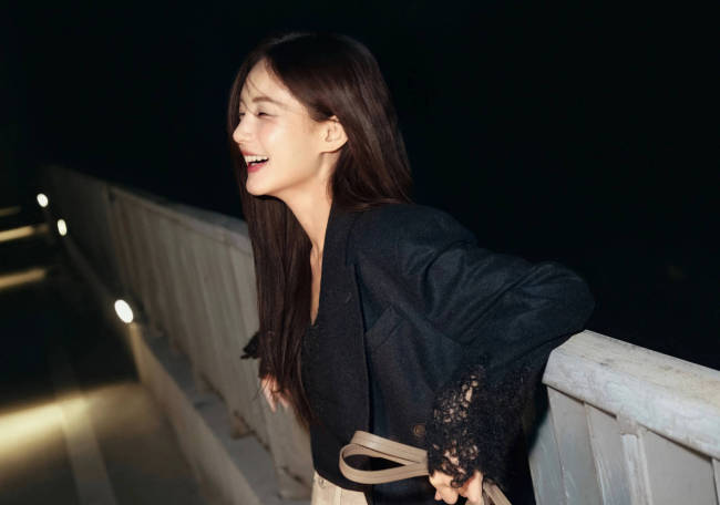 李一桐分享时装周出发美照 抬头浅笑慵懒随性