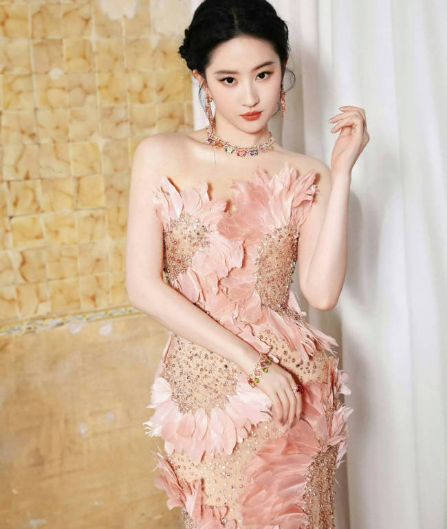 王晶说刘亦菲不是天赋型演员 很努力非常有观众缘