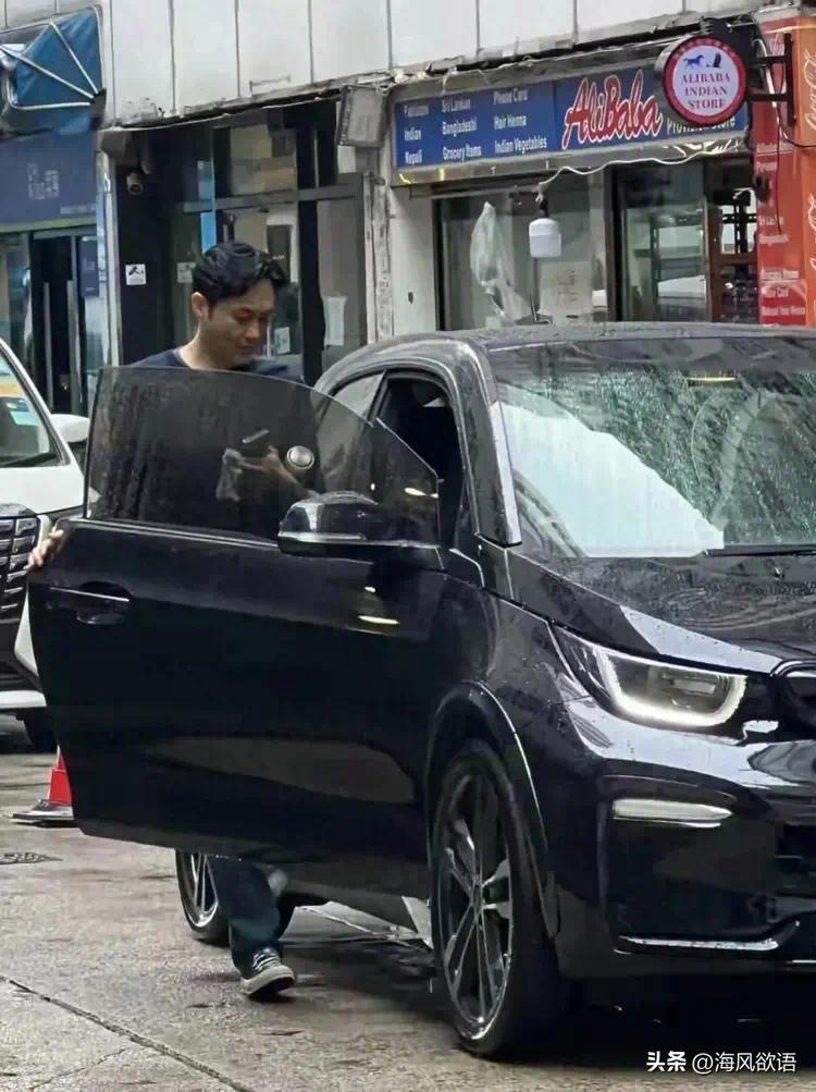 张智霖独自驾豪车买水被偶遇，54岁生图曝光：这状态确定没开美颜封面图