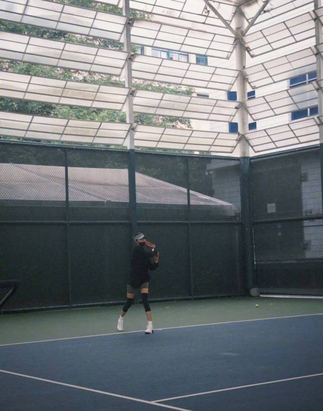 关晓彤穿运动装打网球活力满满 动作专业长腿吸睛