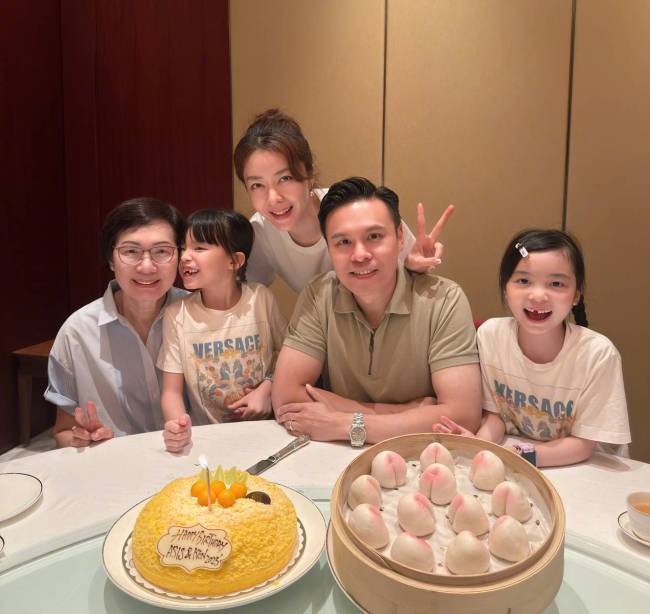 熊黛林晒合照为老公庆生 二人贴脸自拍超甜蜜