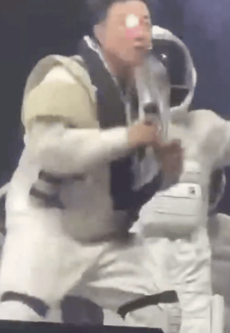 陈奕迅演唱会摔倒并迅速爬起 疑似被激光笔照射