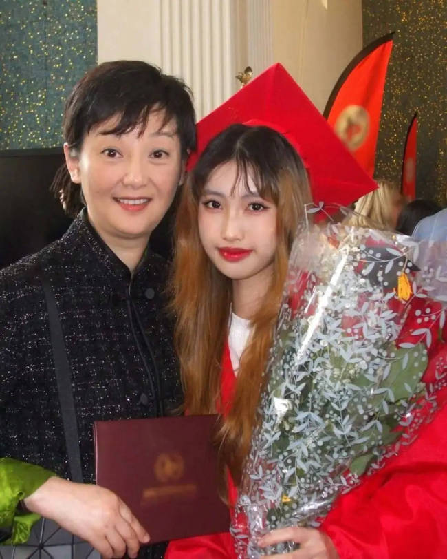冯小刚养女高中毕业!徐帆美国陪女儿参加毕业典礼