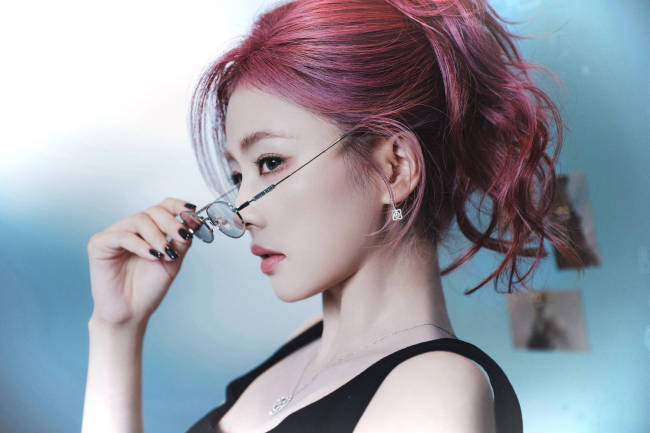 白鹿戴无框眼镜时尚冷艳 手持复古电话慵懒迷人