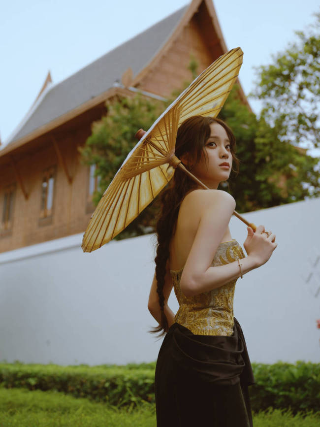 欧阳娜娜穿刺绣抹胸裙气质佳 秀曼妙身姿性感吸睛