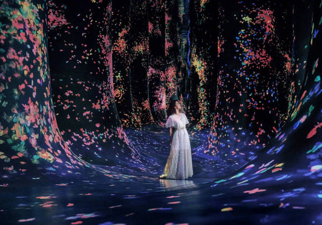 刘亦菲阿布扎比感受夕阳 品尝阿拉伯美食心情大好